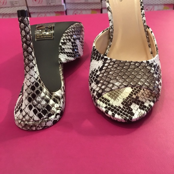 🐍 Snakeskin is IN! Qupid mule slide with 4” heel - Picture 4 of 4